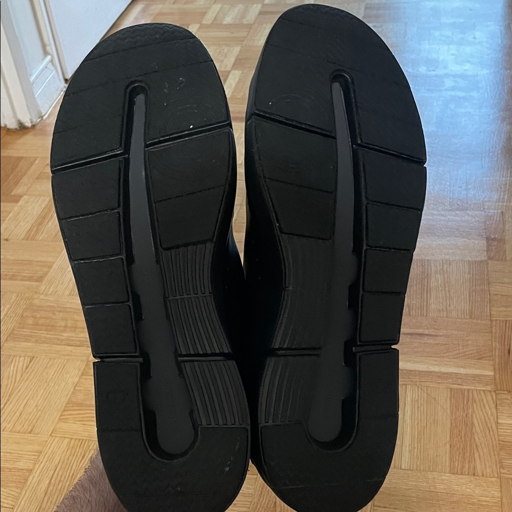 On Running the Roger Men's Black Sneakers - Picture 5 of 7